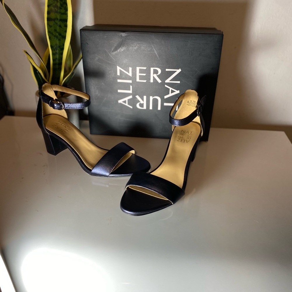 Naturalizer navy blue Strappy Heels
Size 6.5 M
O039